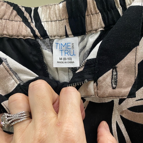 Time and Tru Black and Tan Leaf Print Women's Shorts - Picture 4 of 5